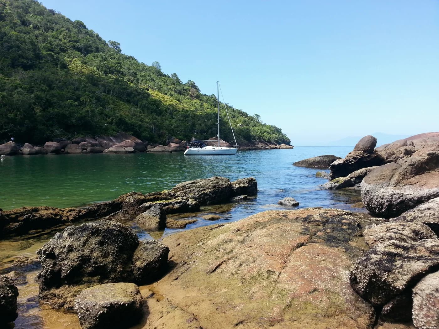 Veleiro fundeado na Praia do Sul da Ilha Anchieta