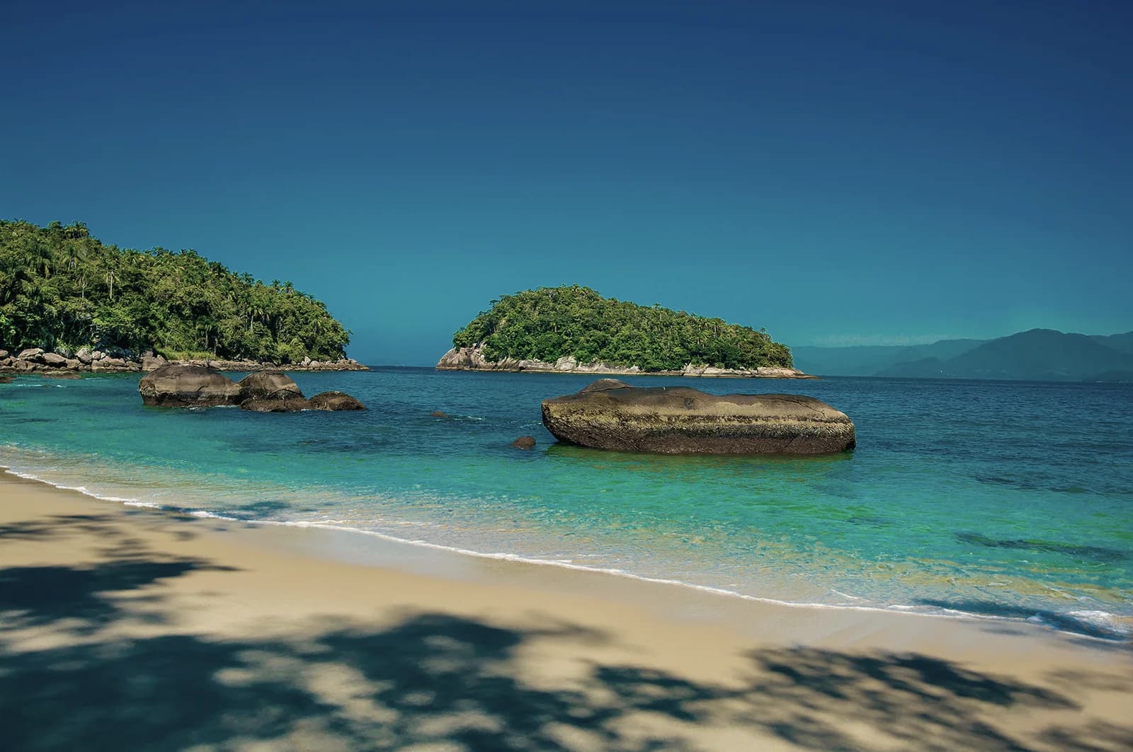 Ilhas cobertas de Mata Atlântica e água turquesa perto da Ilha das Couves, em Ubatuba