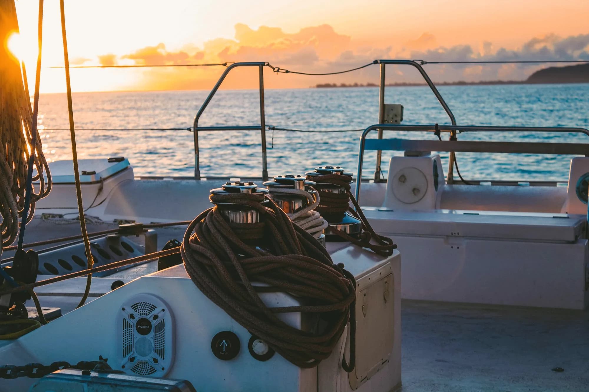 Mar calmo no fim de tarde visto do convés de um barco